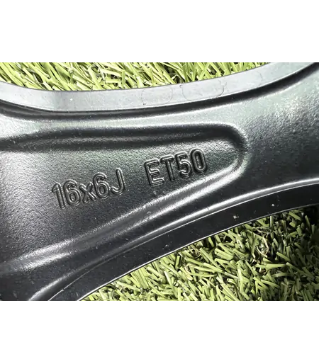 5x114.3 16" Suzuki gyári alufelni 6Jx16h2 ET50 8