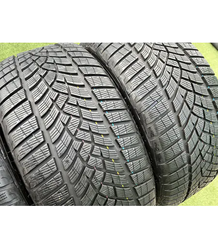 275/40 R22 Goodyear UltraGrip Performance téli gumi 8mm 3