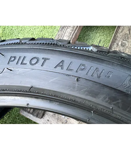 255/40 R21 Michelin Pilot Alpin 5 téli gumi 7-8mm 8